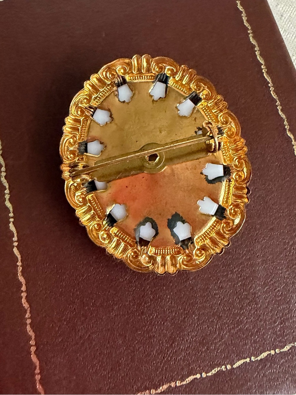 Vintage Black and White Cameo Brooch with Gold Frame - Picture 2 of 3